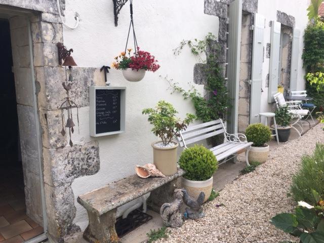 Chez Brown Bed & Breakfast Saint-Thomas-de-Conac ภายนอก รูปภาพ